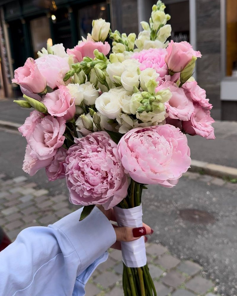 Brautstrauß aus rosa Pfingstrosen und Lisianthus, in der Hand gehalten